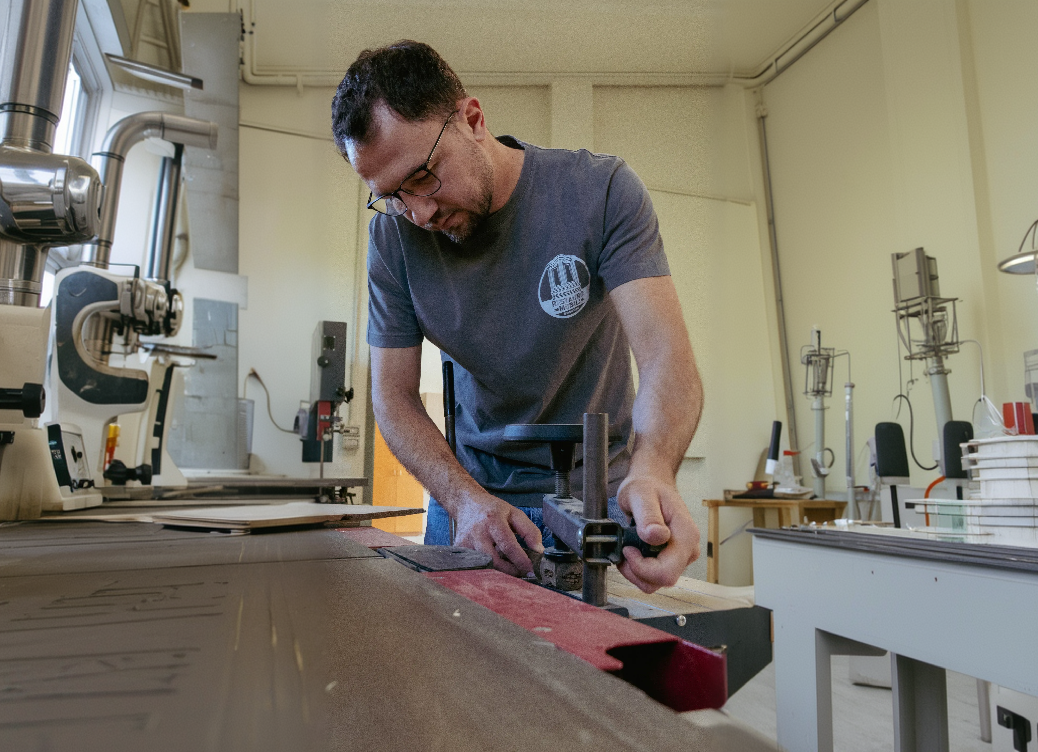Stefano Chiesa al lavoro nel laboratorio